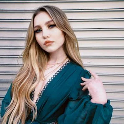 Ella Anderson Photo